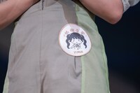 メンバーの衣装には小林歌穂画伯のイラストをあしらったワッペンが。