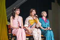 「たそがれシアター」を歌う中山莉子、小林歌穂、安本彩花（左から）。