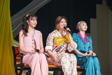 「たそがれシアター」を歌う中山莉子、小林歌穂、安本彩花（左から）。
