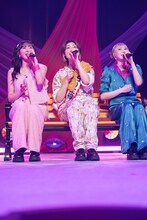 「たそがれシアター」を歌う中山莉子、小林歌穂、安本彩花（左から）。