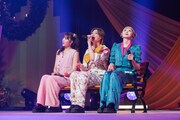 「たそがれシアター」を歌う中山莉子、小林歌穂、安本彩花（左から）。