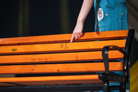 ベンチに描かれた落書き。