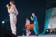 ベンチを撤収する中山莉子と安本彩花。