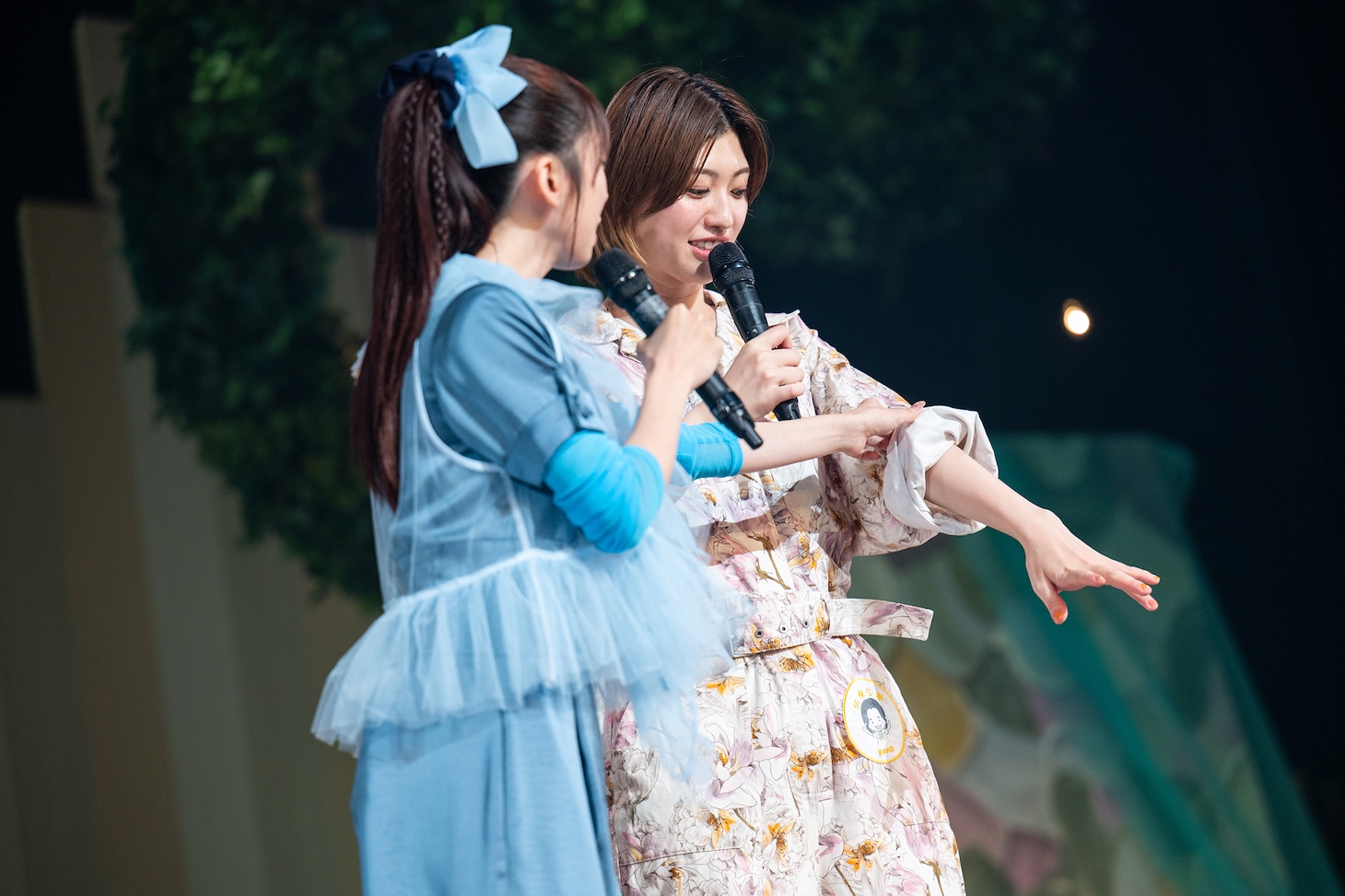 袖をめくりすぎていることを指摘する真山りか（左）。