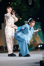 「宇宙戦争宣戦布告」を披露する小林歌穂（左）と真山りか（右）。