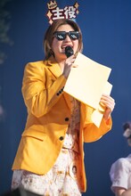 「小林王」のMC・小林歌穂。