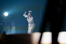 ステージを去る主役の小林歌穂。