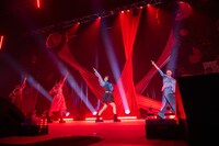 「新・青春そのもの」を歌う真山りかとココユノノカ。