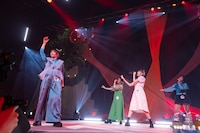 「新・青春そのもの」を歌う真山りかとココユノノカ。