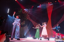 「新・青春そのもの」を歌う真山りかとココユノノカ。