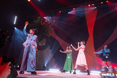 「新・青春そのもの」を歌う真山りかとココユノノカ。