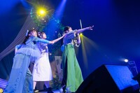 「新・青春そのもの」を歌う真山りかとココユノノカ。