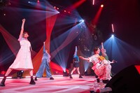 割り込む小林歌穂。