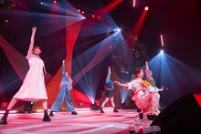 割り込む小林歌穂。