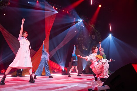 割り込む小林歌穂。