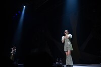 「光年の愛」を歌う桜井えま（左）と仲村悠菜（右）。