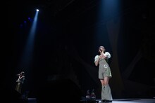 「光年の愛」を歌う桜井えま（左）と仲村悠菜（右）。