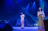 「光年の愛」を歌うエマユナに舞台袖から声援を送る小林歌穂。