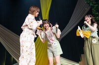 主役のタスキを仲村悠菜（中央）に託す小林歌穂（左）。
