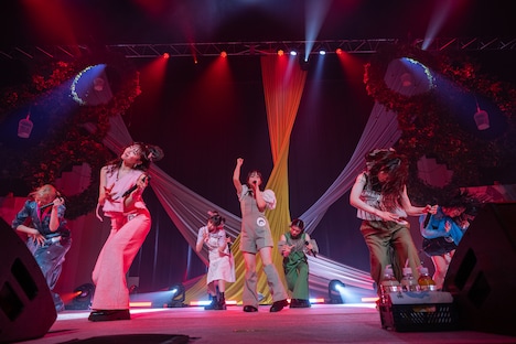 新たなフォーメーションで「PANDORA」を披露する私立恵比寿中学。