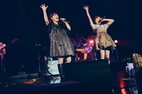 デュエットするおかもとえみとセントチヒロ・チッチ。（Photo by Tetsuya Yamakawa）