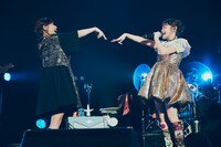 デュエットするおかもとえみとセントチヒロ・チッチ。（Photo by Tetsuya Yamakawa）