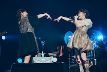 デュエットするおかもとえみとセントチヒロ・チッチ。（Photo by Tetsuya Yamakawa）