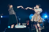 デュエットするおかもとえみとセントチヒロ・チッチ。(Photo by Tetsuya Yamakawa)