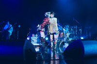 詩羽にキスされるセントチヒロ・チッチ（写真右）。（Photo by Tetsuya Yamakawa）
