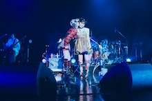 詩羽にキスされるセントチヒロ・チッチ（写真右）。（Photo by Tetsuya Yamakawa）
