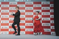 入場する香取慎吾、渡辺直美。