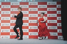 入場する香取慎吾、渡辺直美。