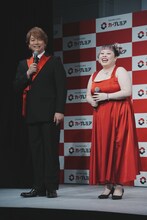 左から香取慎吾、渡辺直美。