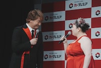 左から香取慎吾、渡辺直美。