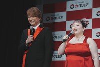 左から香取慎吾、渡辺直美。