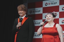 左から香取慎吾、渡辺直美。