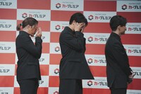 三者三様の目隠しをする数原龍友、片寄涼太、佐野玲於。