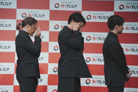 三者三様の目隠しをする数原龍友、片寄涼太、佐野玲於。