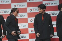 数原龍友（左）のジェスチャーに困惑する片寄涼太（右）。