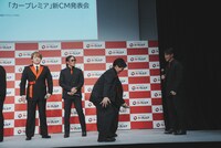 「カープレミアジェスチャー伝言ゲーム対決」の様子。