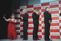 「カープレミアジェスチャー伝言ゲーム対決」の様子。