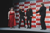 「カープレミアジェスチャー伝言ゲーム対決」の様子。