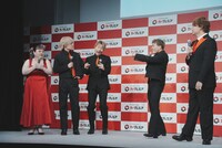 「カープレミアジェスチャー伝言ゲーム対決」の様子。