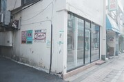 東京・戸越銀座商店街に掲出されている「Gen」広告看板。