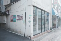 東京・戸越銀座商店街に掲出されている「Gen」広告看板。