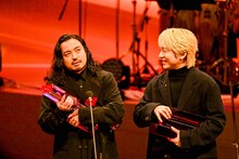 7つのTHE RUBYを抱えるCreepy Nuts。©CEIPA / MUSIC AWARDS JAPAN2025