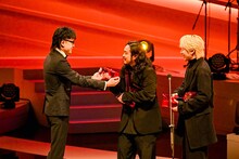 THE RUBYを受け取るCreepy Nuts。©CEIPA / MUSIC AWARDS JAPAN2025