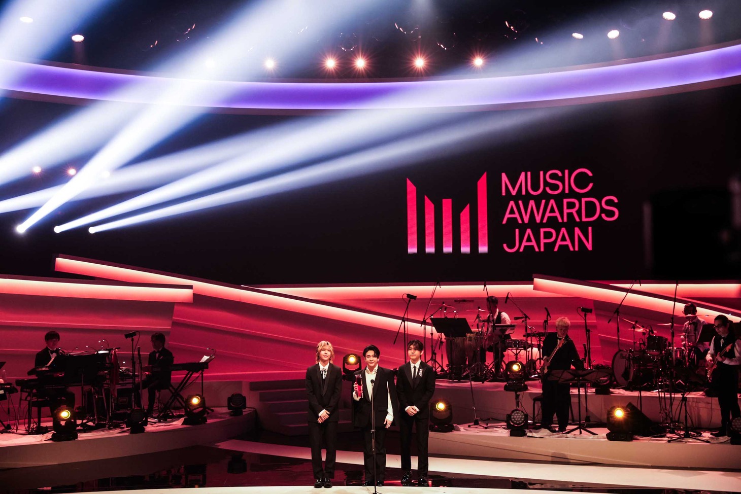 「最優秀ジャパニーズソングアーティスト賞」を受賞したMrs. GREEN APPLE。©CEIPA / MUSIC AWARDS JAPAN2025