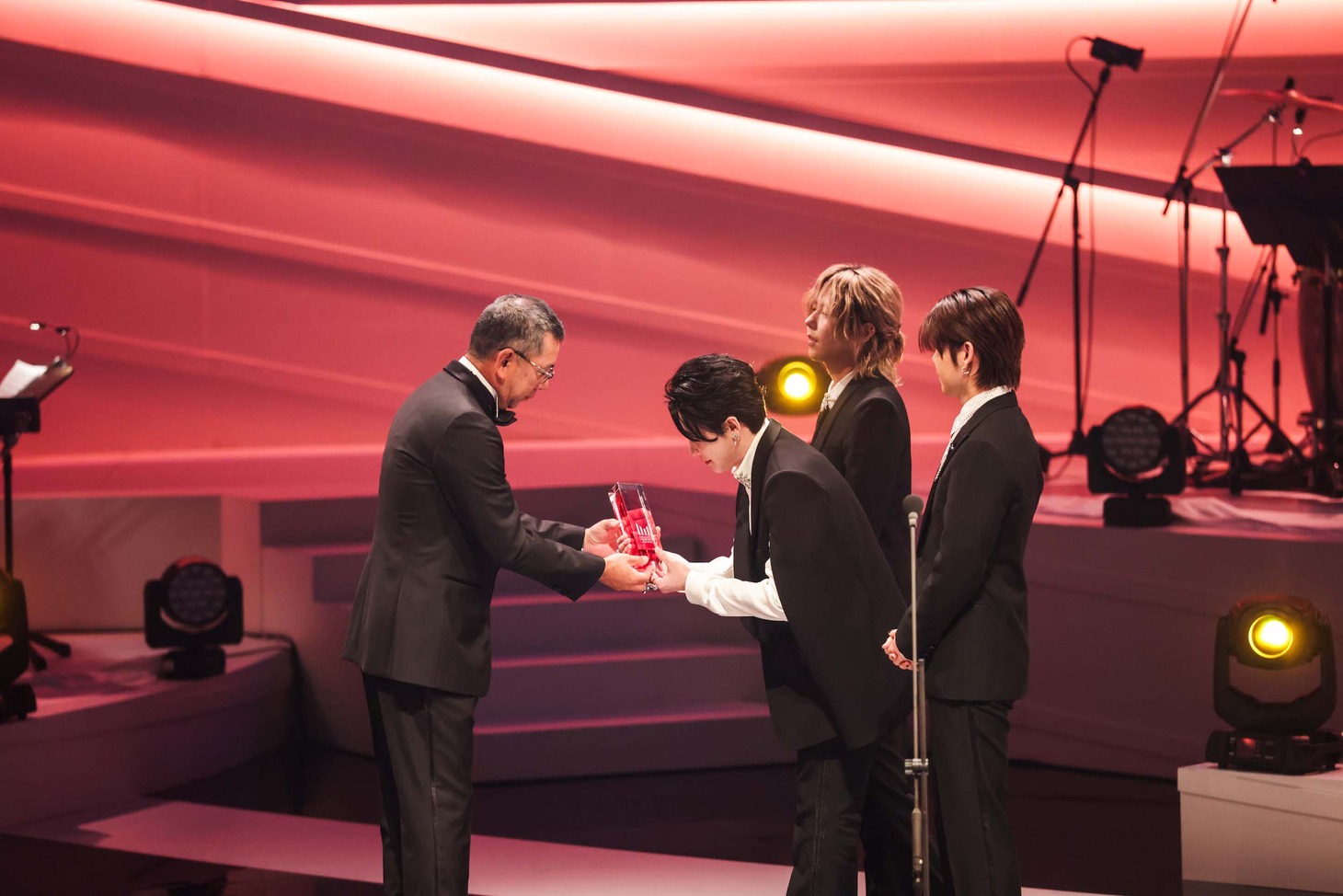 「最優秀ジャパニーズソングアーティスト賞」を受賞したMrs. GREEN APPLE。©CEIPA / MUSIC AWARDS JAPAN2025