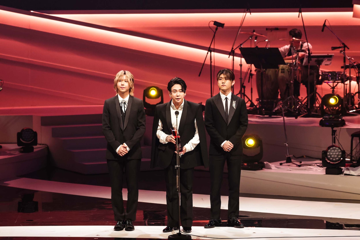 「最優秀ジャパニーズソングアーティスト賞」を受賞したMrs. GREEN APPLE。©CEIPA / MUSIC AWARDS JAPAN2025